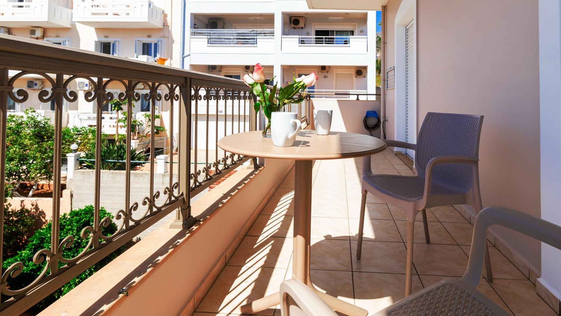 Vakakis-Me Apartments Palaiochora Bagian luar foto